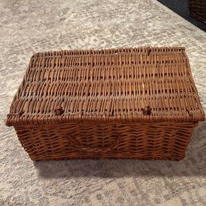 Vintage picnic basket with lid